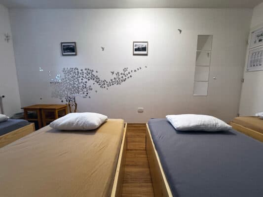 Buchen Sie Ihre Unterkunft, ein privates Zimmer oder ein Bett am Vršič-Pass, zwischen Kranjska Gora, der Quelle des Soča-Flusses und Trenta. Privates 4-Bett-Zimmer in der Erjavčeva-Hütte Vršič Kranjska Gora.