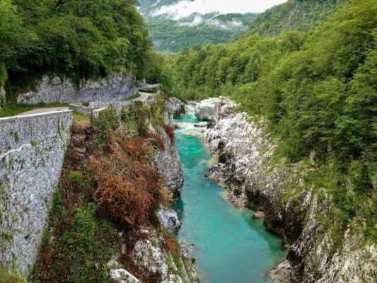 Der Fluss Soča und das Soča-Tal: Ein perfekter Aufenthalt Unterkunft in der Erjavčeva koča Berghütte