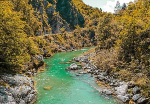 Der Fluss Soča und das Soča-Tal: Ein perfekter Aufenthalt Unterkunft in der Erjavčeva koča Berghütte