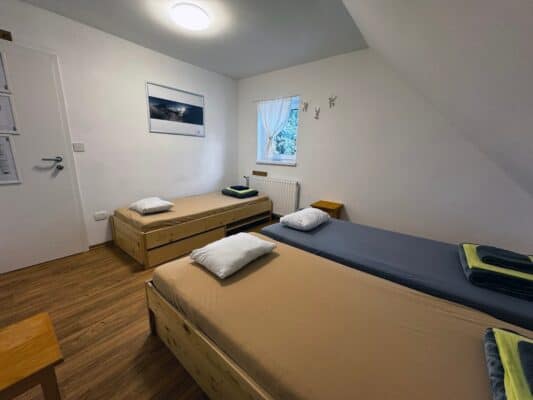 Reservieren Sie Ihre Unterkunft, ein Privatzimmer oder ein Bett am Vršič Pass, zwischen Kranjska Gora, der Quelle des Flusses Soča und Trenta. Dreibettzimmer in Erjavčeva Hütte Vršič Kranjska Gora