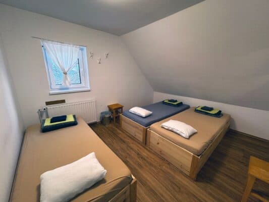 Reservieren Sie Ihre Unterkunft, ein Privatzimmer oder ein Bett am Vršič Pass, zwischen Kranjska Gora, der Quelle des Flusses Soča und Trenta. Dreibettzimmer in Erjavčeva Hütte Vršič Kranjska Gora