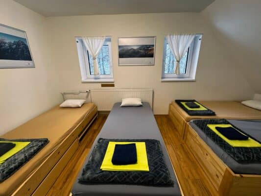 Buchen Sie Ihre Unterkunft, ein privates Zimmer oder ein Bett am Vršič-Pass, zwischen Kranjska Gora, der Quelle des Soča-Flusses und Trenta. Privates 4-Bett-Zimmer in der Erjavčeva-Hütte Vršič Kranjska Gora.