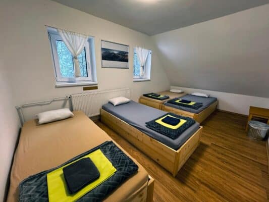 Buchen Sie Ihre Unterkunft, ein privates Zimmer oder ein Bett am Vršič-Pass, zwischen Kranjska Gora, der Quelle des Soča-Flusses und Trenta. Privates 4-Bett-Zimmer in der Erjavčeva-Hütte Vršič Kranjska Gora.