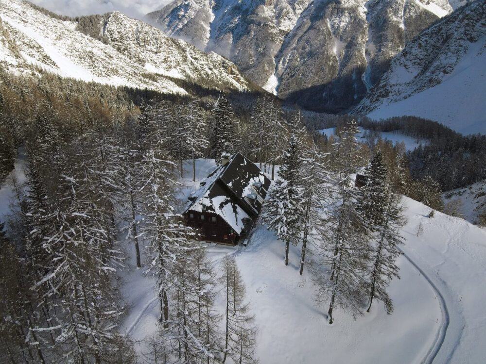 Entdecken Sie den Charme der Vršič Mountain Lodge Erjavčeva koča: Ein verstecktes Juwel in den Julischen Alpen